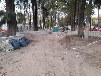 Puestos. También en la plaza hay algunos puestos de comida que no están dentro de la zona acordonada, pero se desconoce si se adecuaran al espacio que utilizan.
