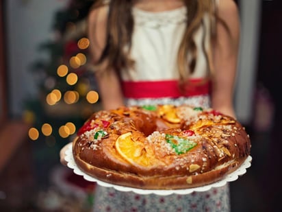 La rosca de Reyes simboliza la Epifanía y marca el cierre del famoso Guadalupe-Reyes en México.