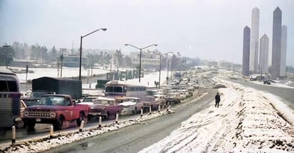 Foto de la nevada tomada en 1967, en la cual se ven al fondo las Torres de Satélite, ubicadas en el Estado de México