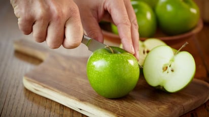 Las manzanas verdes son bajas en calorías y ayudan a controlar el peso gracias a su alto contenido en fibra.