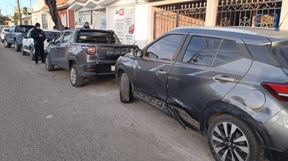 Accidente. Un conductor chocó contra vehículos estacionados, afectando a cuatro; dejó cuantiosos daños materiales.