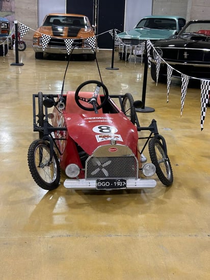 Clásicos. Se instaló una exhibición de autos clásicos antiguos en la sala de exposiciones temporales del Bebeleche.

