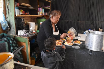 Doña Felipa García González siempre busca la manera de que no falte un plato de comida para los niños y niñas que recibe.