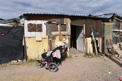 En un pequeño espacio de su casa, doña Felipa brinda comida a los niños que lo necesitan.