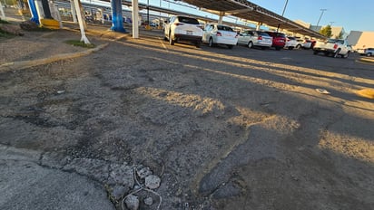 Estacionamiento. El mal estado con baches se ha evidenciado.