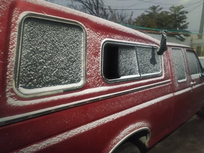 Nieve cubre los vehículos de los saltillenses. | Foto: Bertino Jiménez Ulin