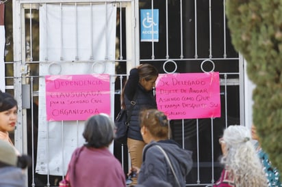 Cerrada. Aunque los manifestantes no permitieron el acceso a trabajadores y usuarios, sí hubo atención en los toldos.