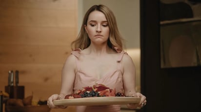 Kaitlyn Dever protagoniza 'Vinagre de manzana', la impactante serie de Netflix basada en el fraude real de Belle Gibson.