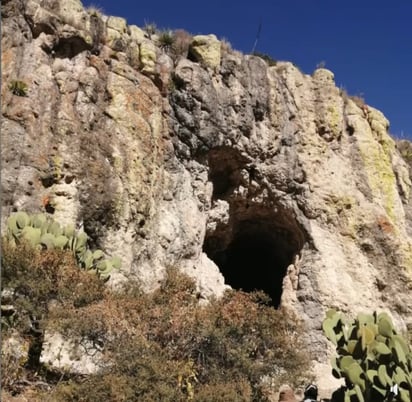 Riesgo. Se han construido asadores a unos metros de la cueva y de las pinturas rupestres.