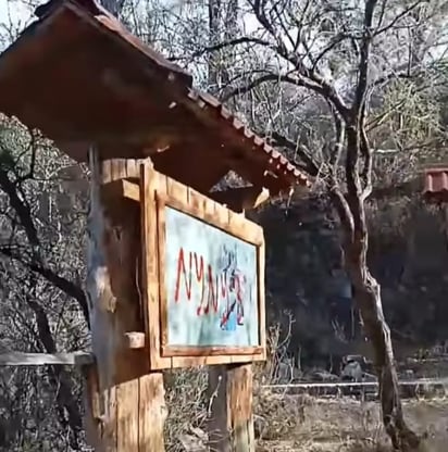 Observatorio. Las placas informativas sobre las aves que se encuentran en la zona están vandalizadas.