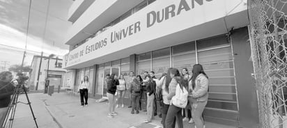 Protesta. Para el colmo de la protesta de alumnos y maestros, los encargados del Centro de Estudios amenazaron a los reporteros por acudir a cubrir la manifestación.