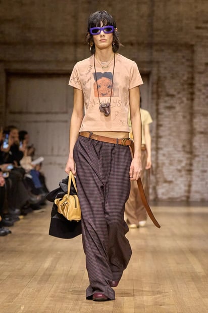 La colección Otoño-Invierno 2025 de Coach refleja la esencia de la marca: materiales icónicos y una paleta cromática inconfundible.
