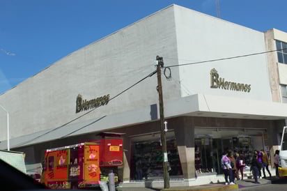 Durango 2000. Siendo un recinto abierto para todo público, que después se convirtió en un cine de películas para adultos y actualmente es una zapatería.