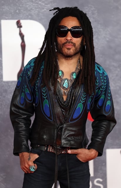 LENNY KRAVITZ. Con sus clásicos pantalones entallados y un poco de cuero, el artista sigue fiel a su estilo en esta premiación.