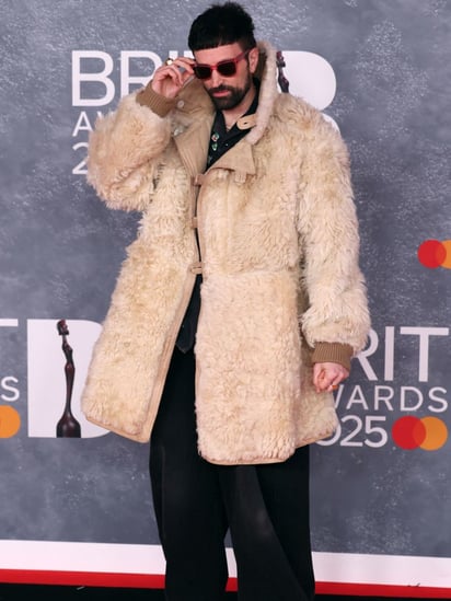 KASABIAN. El integrante Serge Pizzorno llegó con un look también
característico de él, un abrigo y sus pantalones anchos.
