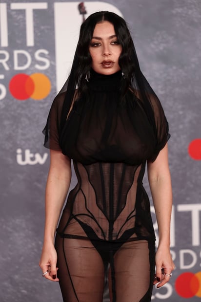 CHARLI XCX. La cantante de “Guess” llegó al evento con un vestido de
transparencias de Dilara Findikoglu.
