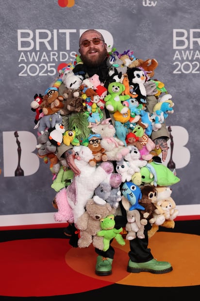 TEDDY SWIMS. El artista se inspiró en una “Claw Machine” para su participación en el evento, lleno de osos y }diferentes “peluches”.