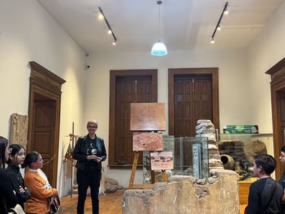 La investigadora y arqueóloga Bridget Zavala guió a los asistentes en un recorrido por el Museo Regional de Durango.