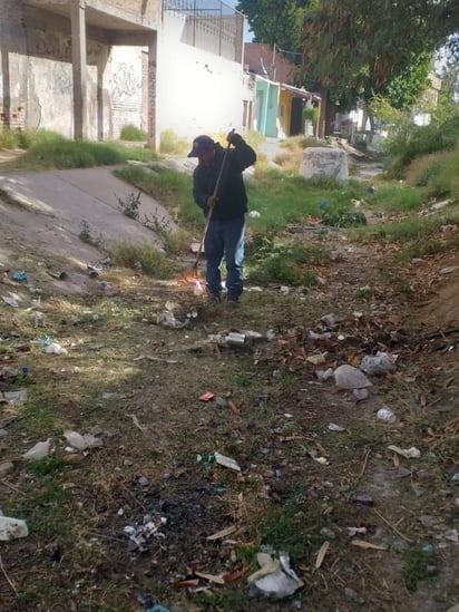 Desechos de todo tipo se encontraron los trabajadores asignados a la limpieza del canal.