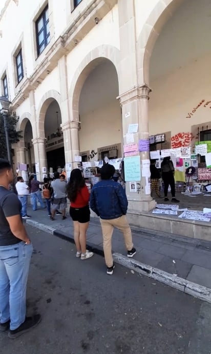 Atención. Muchos hombres se acercaban con duda, por la marcha separatista que se realizó el sábado.