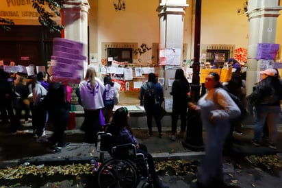 Recorrido. Algunas de las pancartas ya se encontraban en el piso, pero se respetaban por los observadores.













