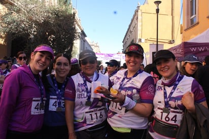 Muy concurrida estuvi la Carrera Mujer Run5K, celebrada este domingo en el Centro Histórico de Durango.