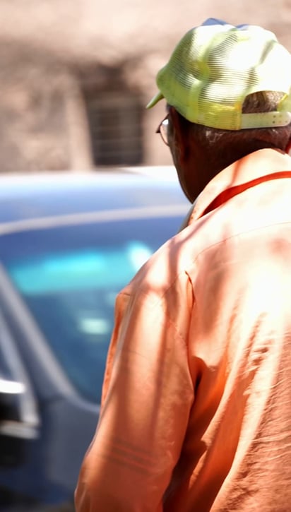 Cuidado. Pese a estar en la calle todo el día, Don Ubaldo toma precauciones al salir a vender.