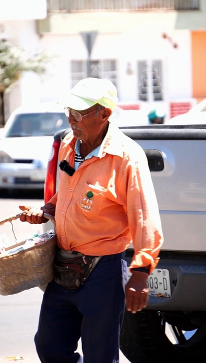 Mercancia. Dulces y botona son, entre otras cosas, algunos de los productos que ofrece don Ubaldo.