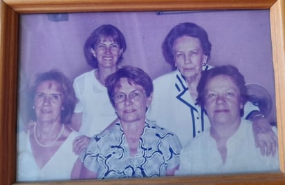 Hijas. Glorita con sus hijas Gloria, Beatriz, Aída y Celina.