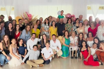 Celebración. Su familia la festejó en grande por su cumpleaños; llegaron de fuera a visitarla.