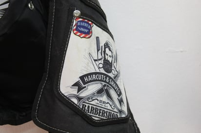 Insignia. La imagen del hombre con la barba y corte desvanecido por los lados ya son insignia en estos negocios.