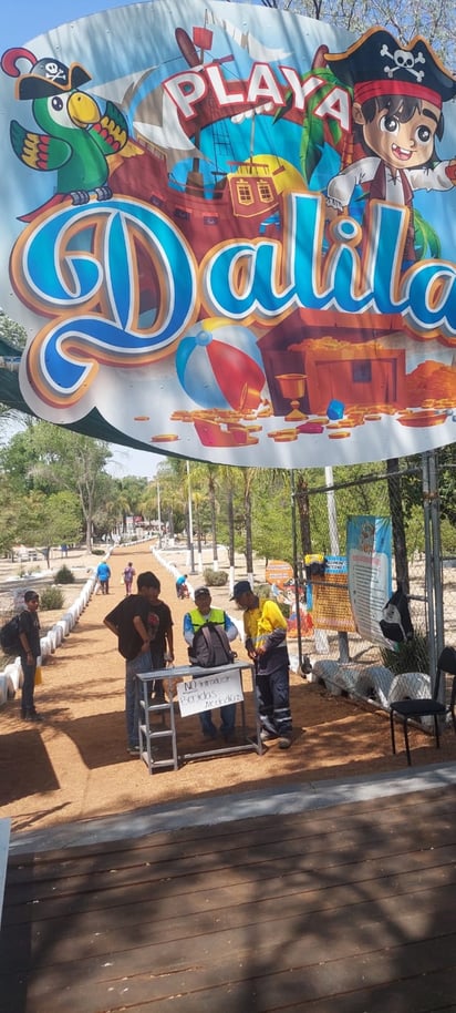 Inspección. En la entrada se revisan mochilas para evitar que ingresen bebidas alcohólicas y otros objetos.