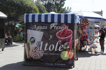 Tiempo. Muchos de estos pequeños ambulantes llevan instalados por mucho tiempo, a veces hasta más de una década.