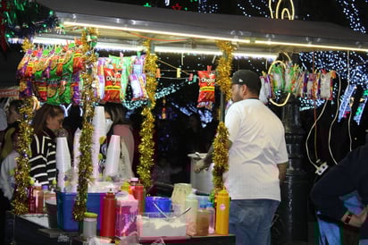 De noche. Ciertos negocios concentran su mercado en las labores nocturnas, especialmente en esta época, por lo que muchos establecimientos encuentran más clientes por la noche.