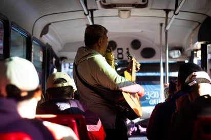 Talento. Durango es un estado con un gran crecimiento en las actividades artísticas, y esto se ve en muchas personas que salen adelante tocando diversos instrumentos musicales en el transporte público.