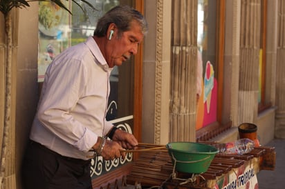 Promoción. Algunos artistas locales salen adelante promocionando su trabajo en las calles de Durango, dando una pequeña probada de lo que son capaces de crear.