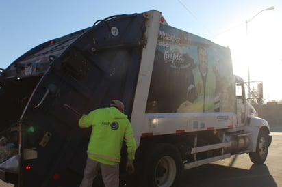 Turnos. Hay otro trabajador que también suele apoyar recogiendo la basura, así como acomodándola en el camión.
