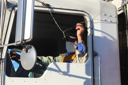 Conducción. Un vehículo de este estilo no suele manejarse solo, y esta persona también se encarga de tocar la campana.