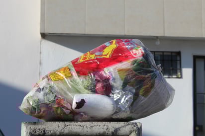 Cantidad. Si bien, es muy común que la gran mayoría de las personas saquen grandes cantidades de basura, otras solo gastan y desechan lo necesario, lo cual a veces no es mucho.