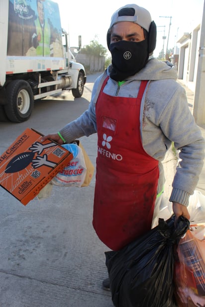Equipo. Las tres personas que se encuentran a bordo del camión deben encargarse de subir toda la basura al vehículo.