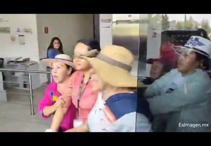 En diversos puntos de los metrajes publicados por redes sociales, se logra observar como los campesinos tomaron a varios trabajadores por la fuerza.