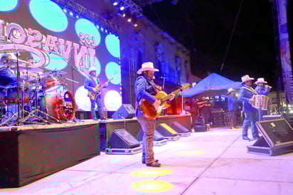 Ambiente. La música de este conjunto musical puso a algunos de los presentes a bailar y a corear al unísono.