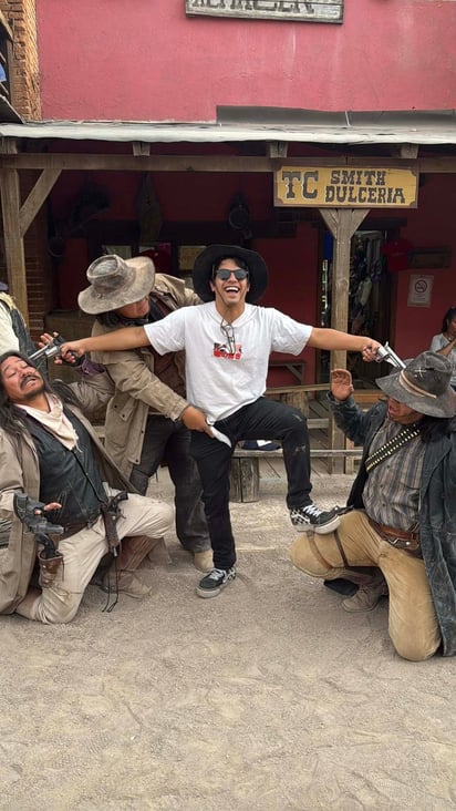 Recorrido. El youtuber conoció lugares turísticos y aprovechó para generar contenido.