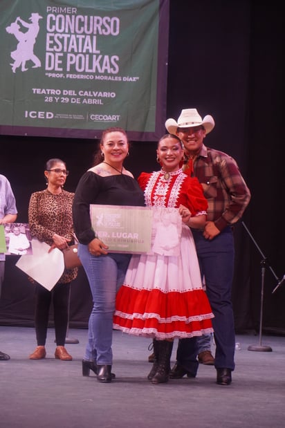 Cada pareja ganadora recibió un premio económico de dos mil pesos.