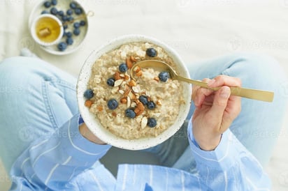 La fibra se encuentra en alimentos como frutas, verduras, legumbres, semillas, frutos secos y cereales.