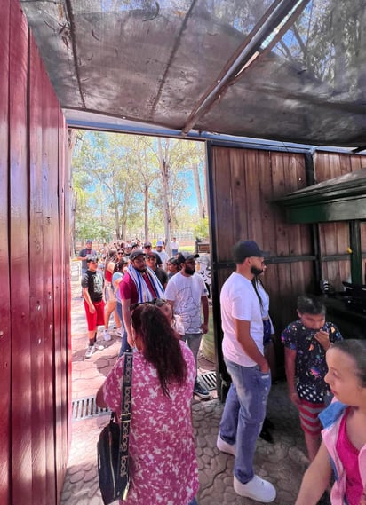Afluencia. Las filas de personas que querían ingresar llegaron hasta el Museo Bebeleche, ubicado a un costado del zoológico.
