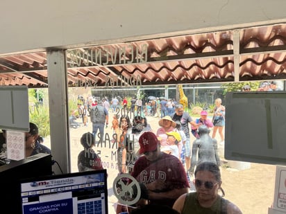 Visitantes. Duranguenses de todas las edades acudieron para conocer al nuevo capibara y alimentarlo.