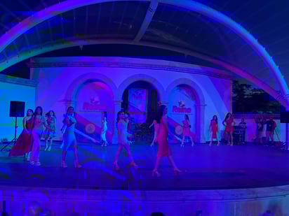 Así lucieron las bellas reinas en su exhibición ante el público.