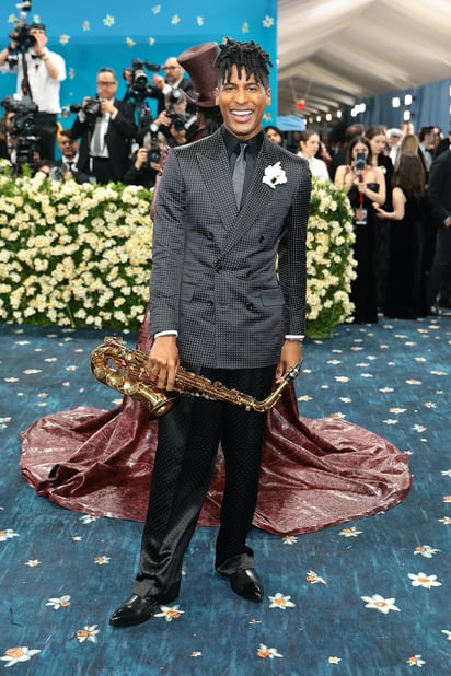 Jon Batiste llevó un traje cruzado elegante.