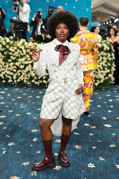 Doechii lució un conjunto con shorts y mocasines, todo de Louis Vuitton.